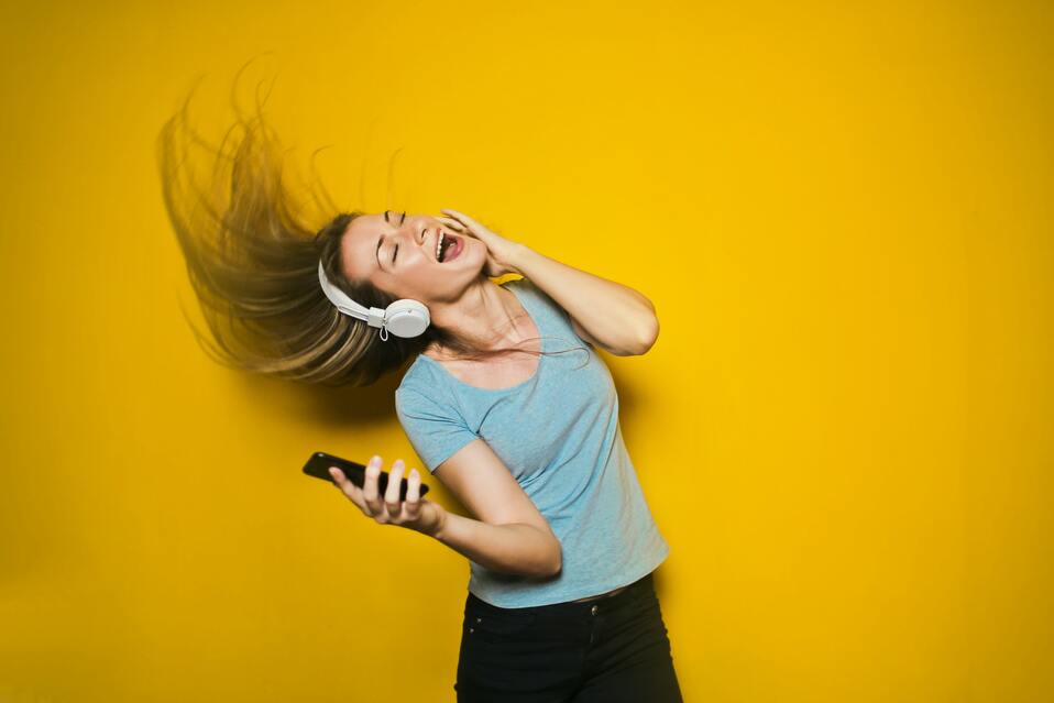 El uso excesivo de auriculares podría comprometer la salud auditiva de personas de entre 12 y 35 años, según la OMS.
