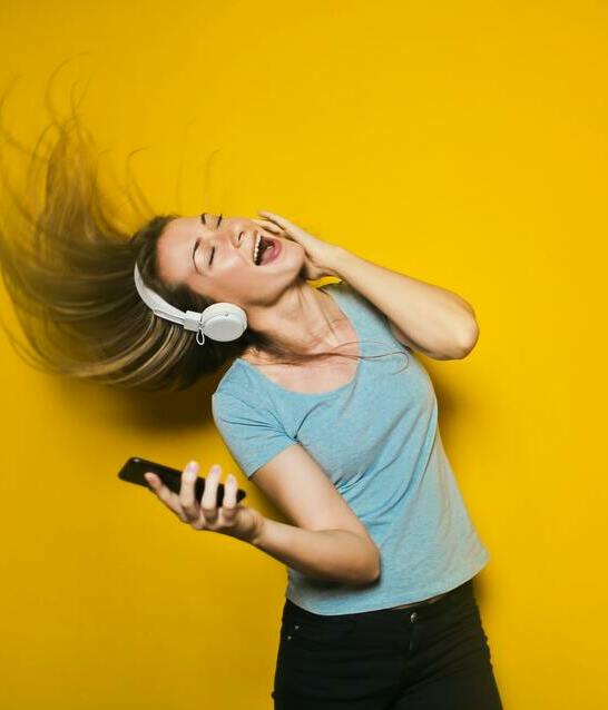 El uso excesivo de auriculares podría comprometer la salud auditiva de personas de entre 12 y 35 años, según la OMS.