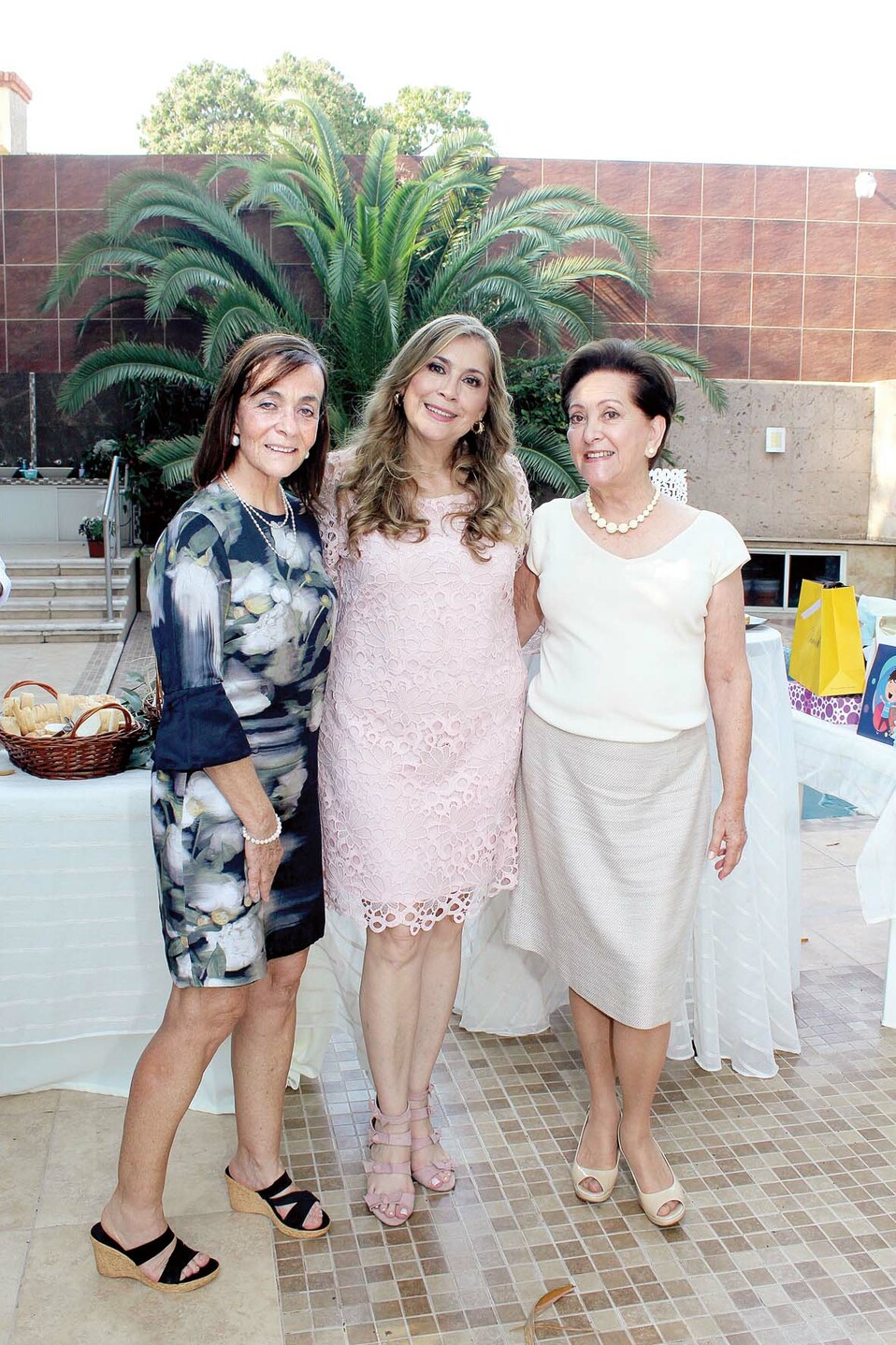 Alicia Galnares de Moral, Patty Collins  de Peña y Kuki Moral de González / Foto: José Chang