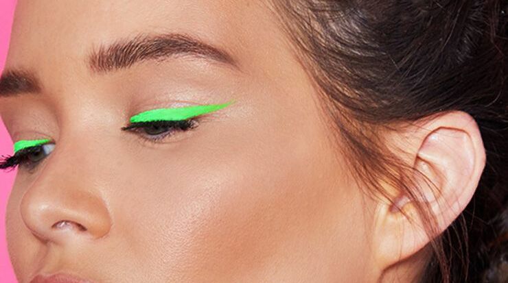 Maquillaje de verano, delineador neón