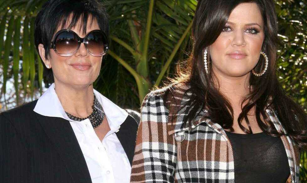 En 2008 con su mamá, Kris Jenner (Shutterstock).