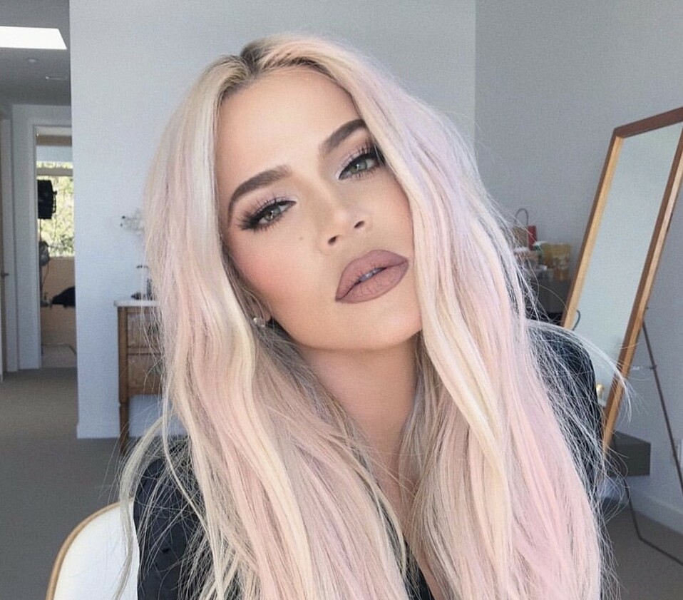 En 2018 se tiñó el pelo de platinado y mechas rose gold.