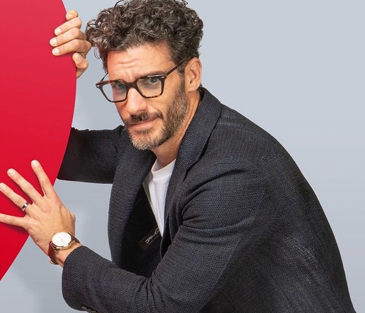 Erick Elías y su trayectoria como actor, cantante y modelo.