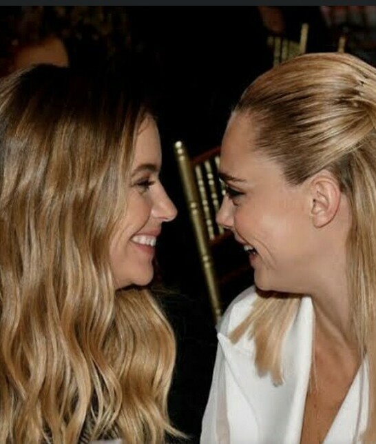 Ashley Benson y Cara Delevinge.
