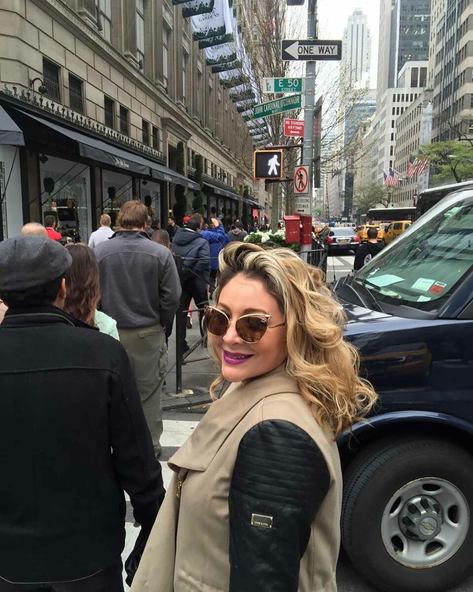 (Ella cree en nutrirse mediante viajes y experiencias