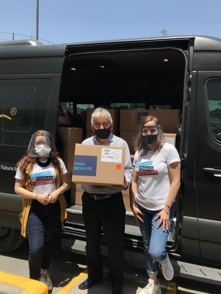 Fuerza Nuevo León reparte escudos faciales personal médico y sector privado
