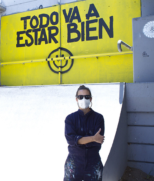 MC Lancaster junto a su mural. Foto por Cecilia Moreno.