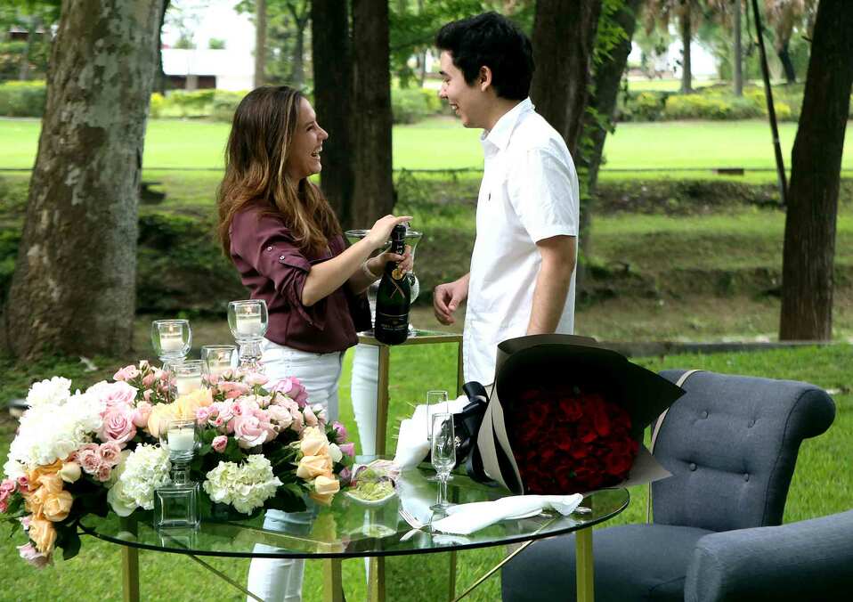 Mónica Zambrano y Adrián Peña celebrando