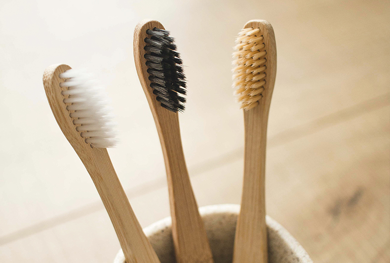 Cambia de cepillo de dientes. Existen diferentes opciones, como los hechos de materiales como bambú o aguacate. Encuéntralos en Denda.
