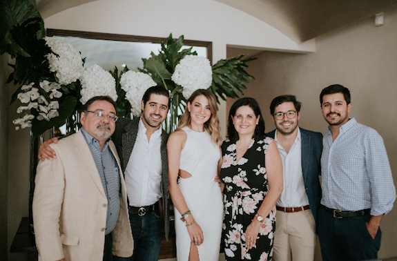 Más tarde celebraron con su familia en casa de Vivi / Foto: EFEGE Photography