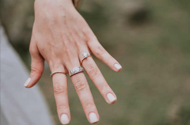 La novia mostró su hermoso anillo / Foto: EFEGE Photography