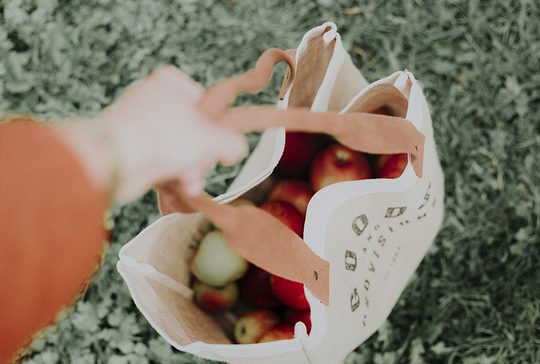 Visita mercados locales. Localiza los más cercanos y usa bolsas recicladas. Además, aprenderás sobre la cocina, idioma y cultura de la ciudad.
