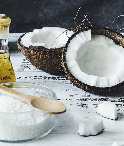 El aceite de coco y otros ingredientes naturales serán tus grandes aliados para un cabello saludable. Fotografía de Tijana Drndarski / Unsplash