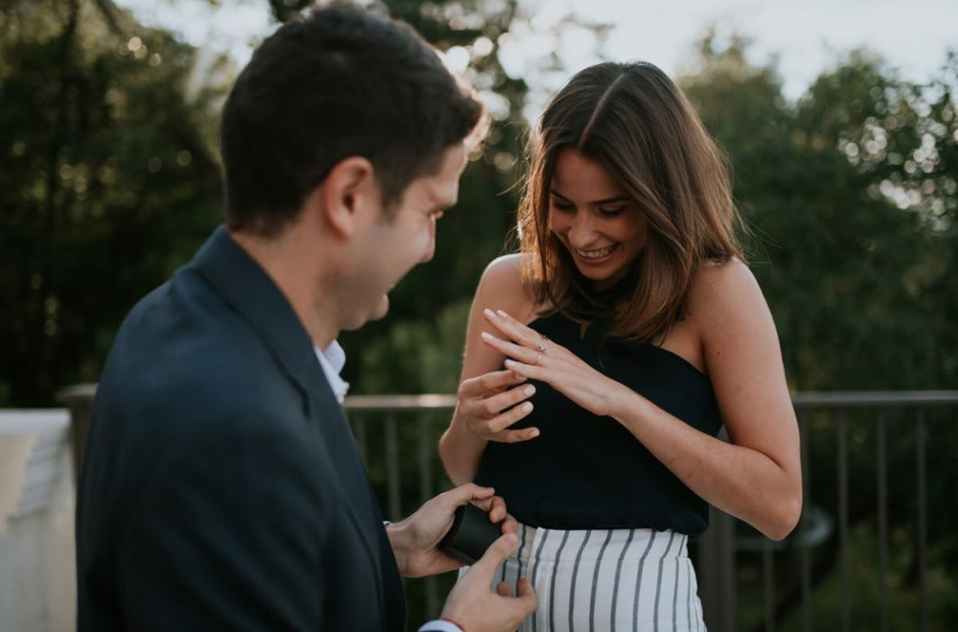 Después de más de dos años de relación la pareja se comprometió en casa de la hermana del novio, en el área del balcón. / Foto: EFEGE PHOTOGRAPHY