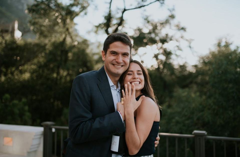 En el jardín se proyectó un video con fotos de los mejores momentos de su relación. / Foto: EFEGE PHOTOGRAPHY