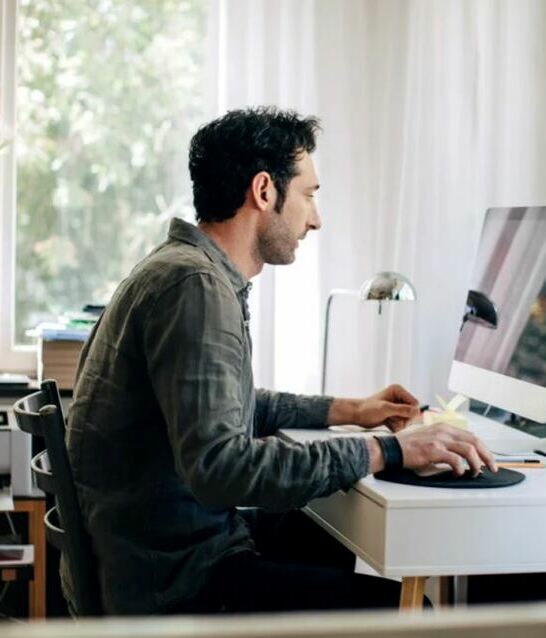 Si sigues en home office, lo ideal es establecer una pequeña área que te inspire para dar tu máximo potencial.