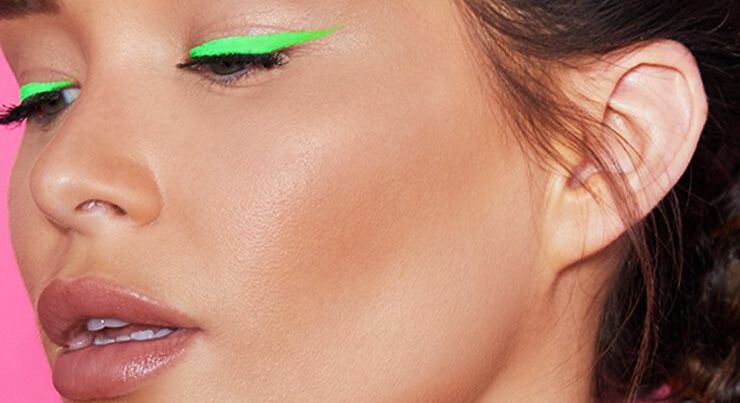 Maquillaje de verano, delineador neón
