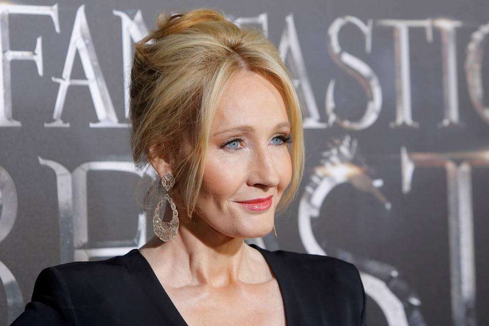 J.K. Rowling es acusada de transfobia en sus redes sociales (Foto: Reuters)