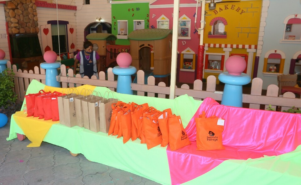 En esta ocasión los colores neón vistieron las instalaciones del colegio / Foto: Omar Valdez