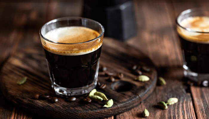 Carajillo. Sus ingredientes ron, café y azúcar.