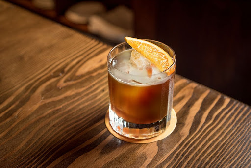 Espresso tonic. Bartenders agregan toppings como romero, naranja y cereza