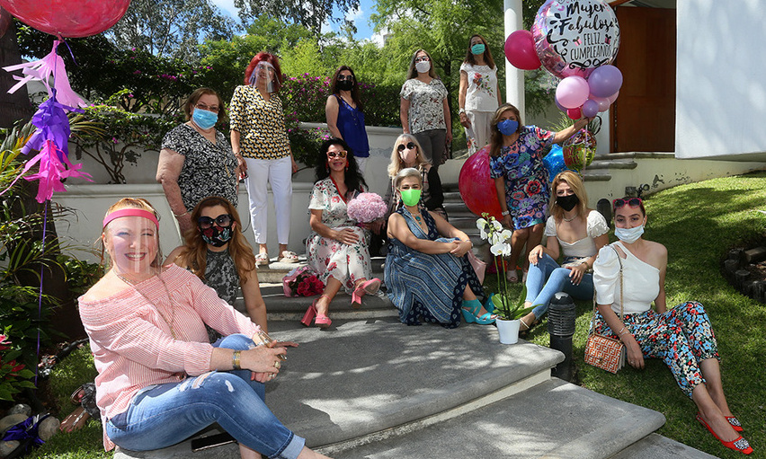 El grupo de amigas se reencontró después de casi tres meses de aislamiento, y lo hicieron responsablemente portando cubrebocas y escudos faciales. / F
