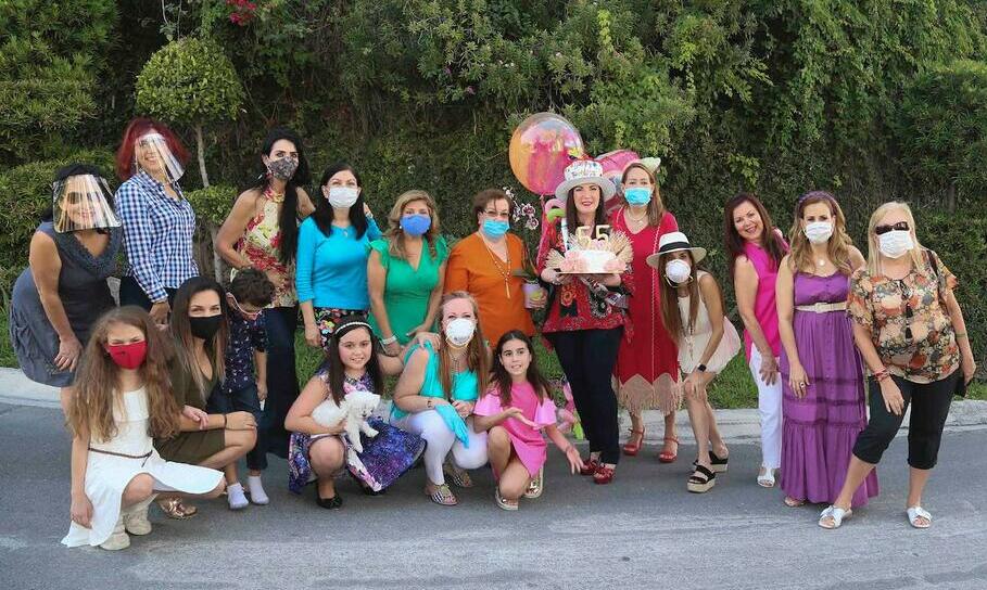 Marlene Dávila de Rodríguez junto a sus amigas