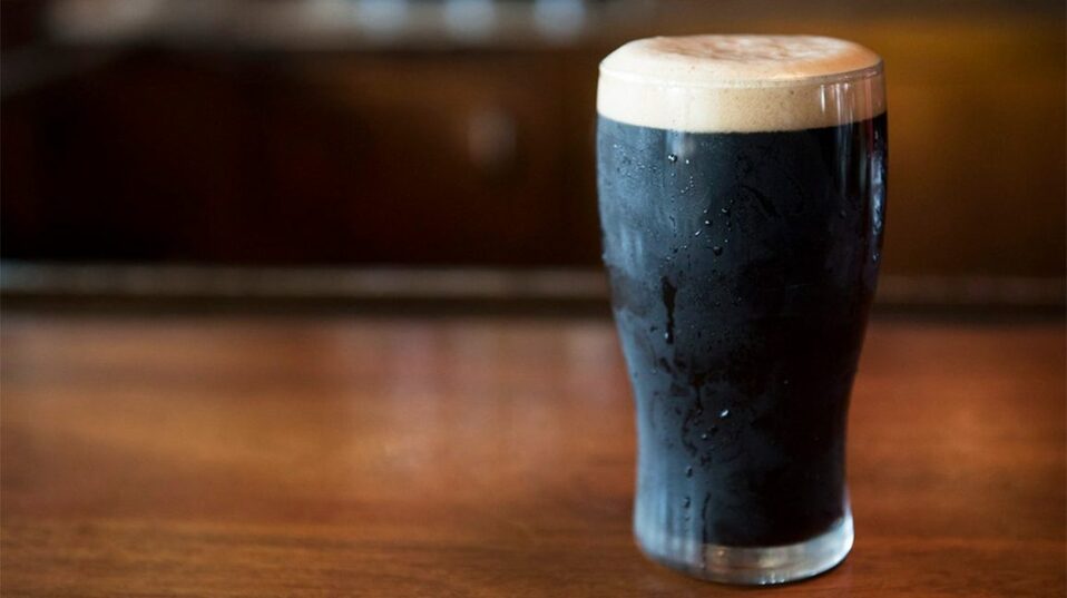 Stout beer. Cerveza de tipo ale,  su relación con el café es su sabor tostado y un poco amargo.