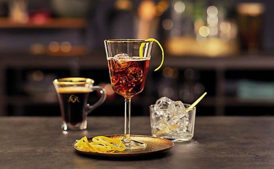 Espresso tonic. De sabor amargo sus ingredientes son cold brew, agua tónica y hielo
