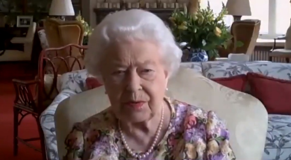 Reina Isabel participa en su primera videollamada pública en Zoom (Foto: Twitter @RoyalFamily)