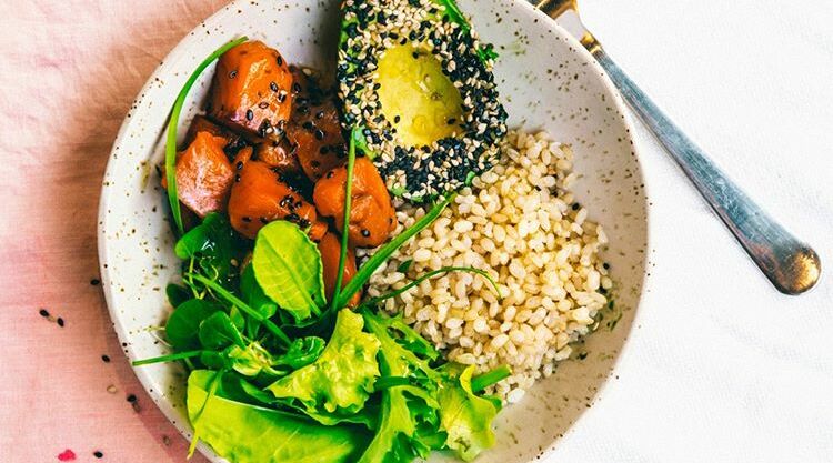 Consumir alimentos ricos en este tipo de nutrientes, te ayudarán a mejorar los niveles de colesterol en la sangre.