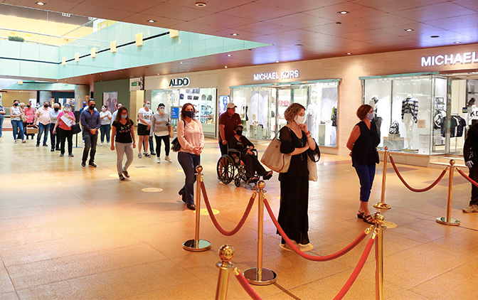 Los invitados hicieron un recorrido para conocer las nuevas medidads de salubridad para realizar compras. / FOTOS: DANIEL SALDÍVAR
