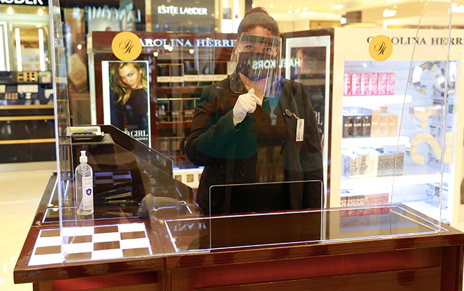La nueva normalidad al hacer compras. / FOTOS: DANIEL SALDÍVAR