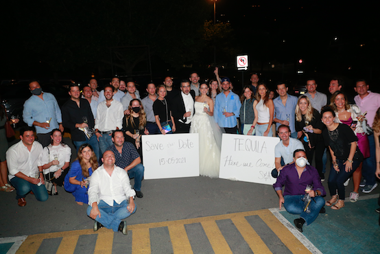 LOS NOVIOS BRINDANDO CON UN GRUPO DE AMIGOS