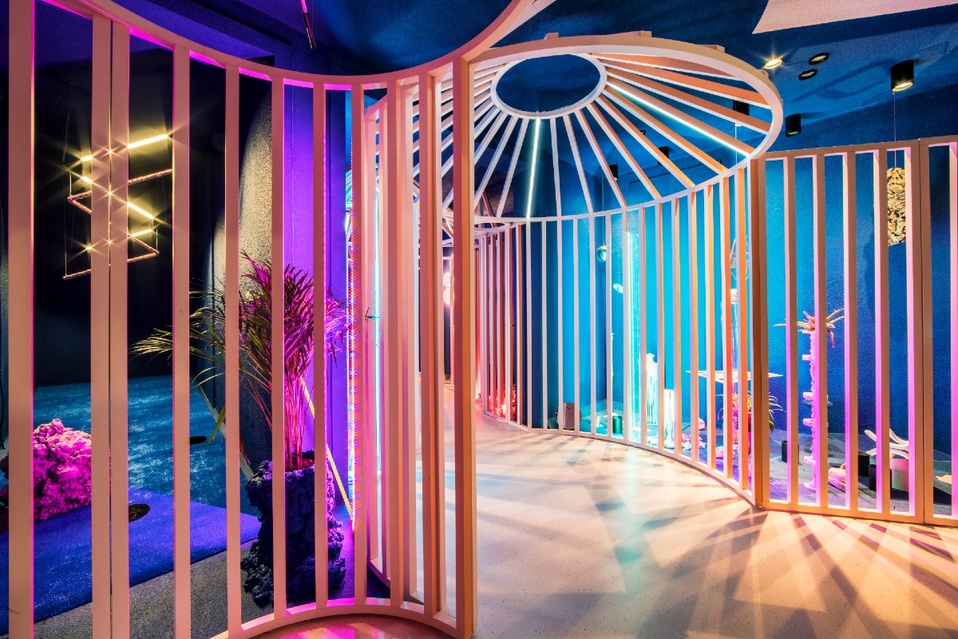 Para Elii oficina de arquitectura y la firma de iluminación Simon los neones y los colores se vuelven los protagonistas del siglo XXI.