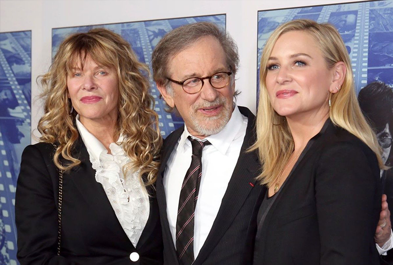 Jessica Capshaw –la Dra. Robbins en Grey’s Anatomy- es hijastra de Steven Spielberg desde que su madre lo desposó en 1991.