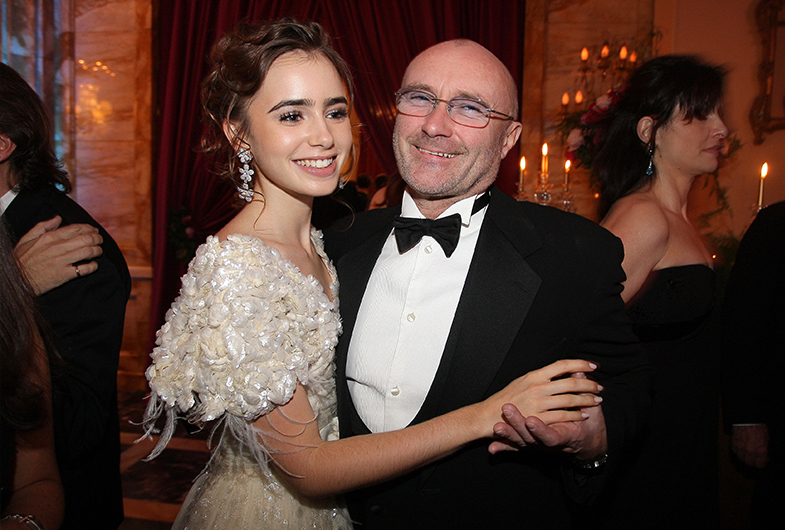 El padre de Lily Collins es Phil Collins, creador de decenas de éxitos musicales de Disney como en Tarzan, Tierra de Osos y más.