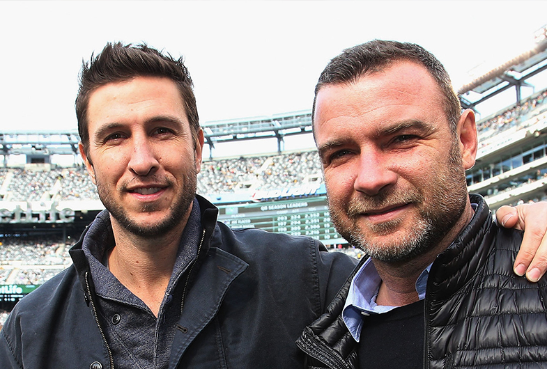 Pablo Schreiber, a quien has visto en Orange Is the New Black, es medio hermano de Liev Schreiber pues comparten al mismo padre.