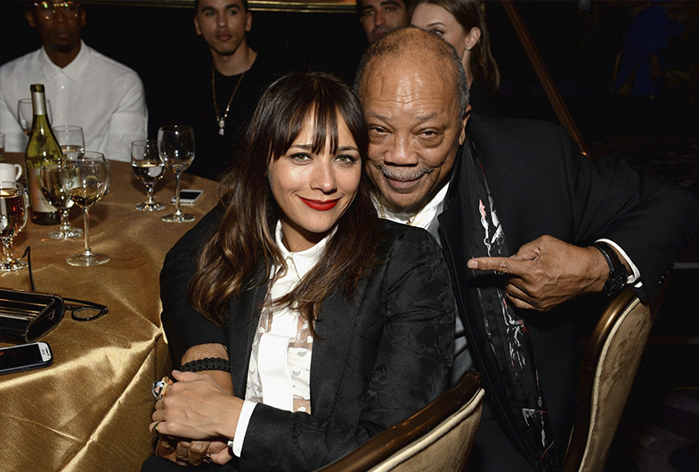 El papá de Rashida Jones es Quincy Jones, es una de las leyendas de la industria de la música -productor de Thriller-.
