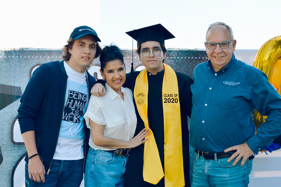 Santiago, Gabriela, Pablo y Pedro