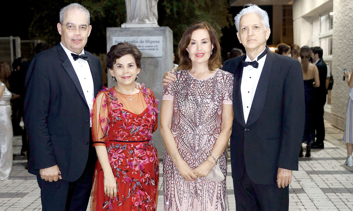 Papás de los novios. Alejandro Villarreal, Lucha González de Villarreal, Rosaelia Garza de Bremer y Bernardo Bremer / Foto: Daniel Saldívar