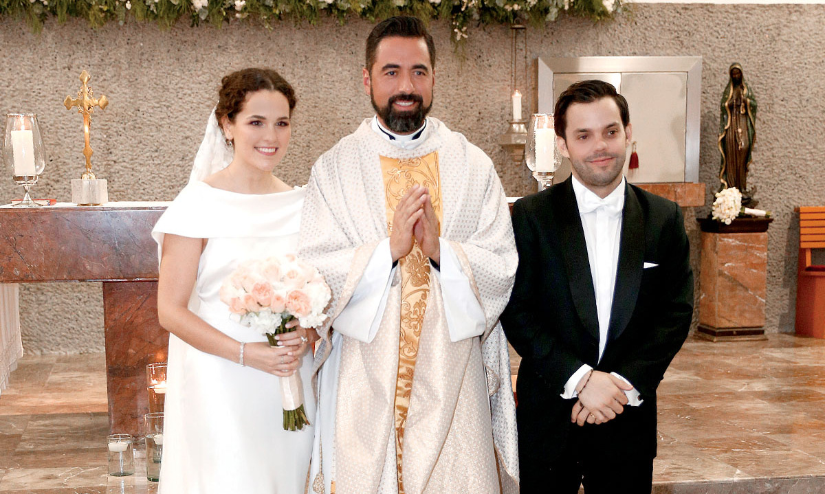 Los novios junto al padre Gabriel Abascal L.C. / Foto: Daniel Saldívar