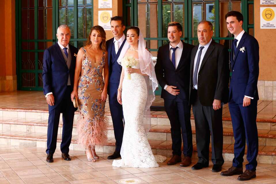 Karen y Protasio acompañados de sus familias