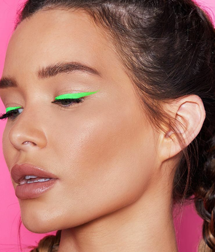 Maquillaje de verano, delineador neón