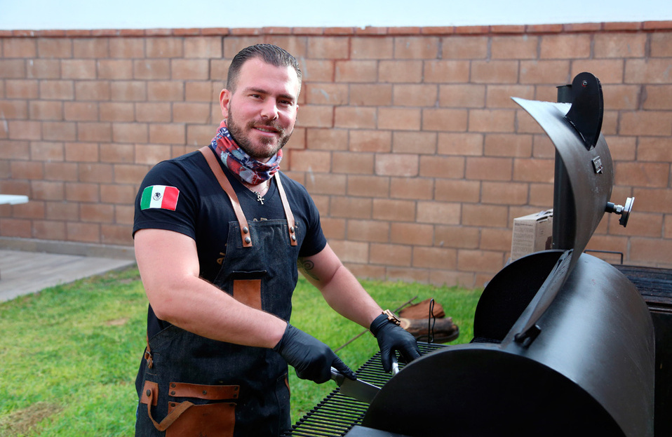 Vicente Revuelta disfruta de su familia junto al asador (Fotos: Vayron Infante y Jaime Jiménez)