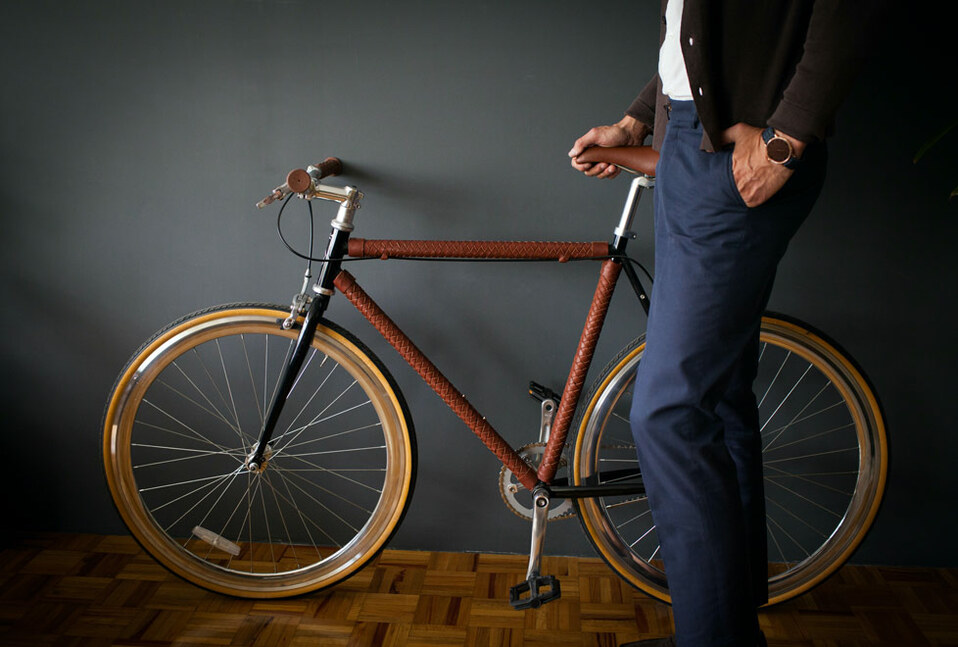 BOCA MMXII Bicicleta con cuadro forrado en piel trenzada a mano.