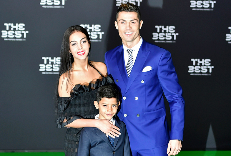 Georgina Rodríguez, originaria de España, logró conquistar a Cristiano Ronaldo. Se casaron rápidamente y juntos crían cuatro hijos.