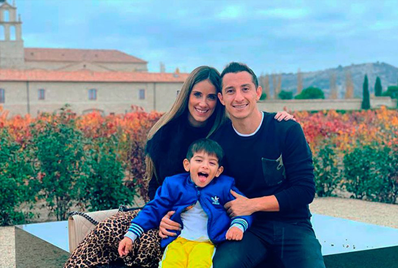 La mexicana Sandra de la Vega es la esposa de Andrés Guardado con quien ya tiene dos hijos y vive en Sevilla, España.