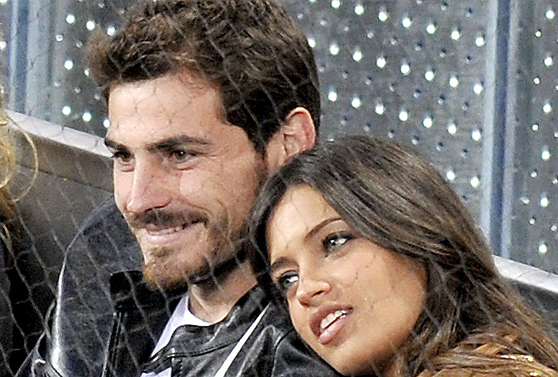 Sara Carbonero es la esposa de Iker Casillas, con quien vive en Portugal junto a sus dos hijos. Cómo olvidar su famosa entrevista donde se besaron sor