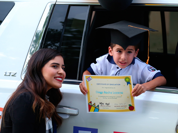 DIEGO RECIBE SU DIPLOMA